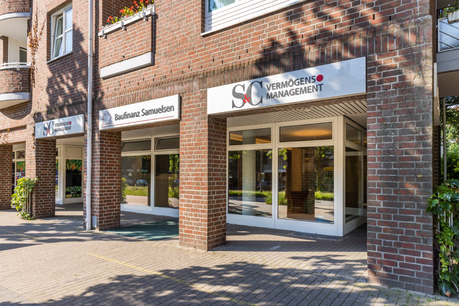 Breite Ansicht der Bürofront an der Rathausallee in Norderstedt mit beiden S & C-Firmenschildern