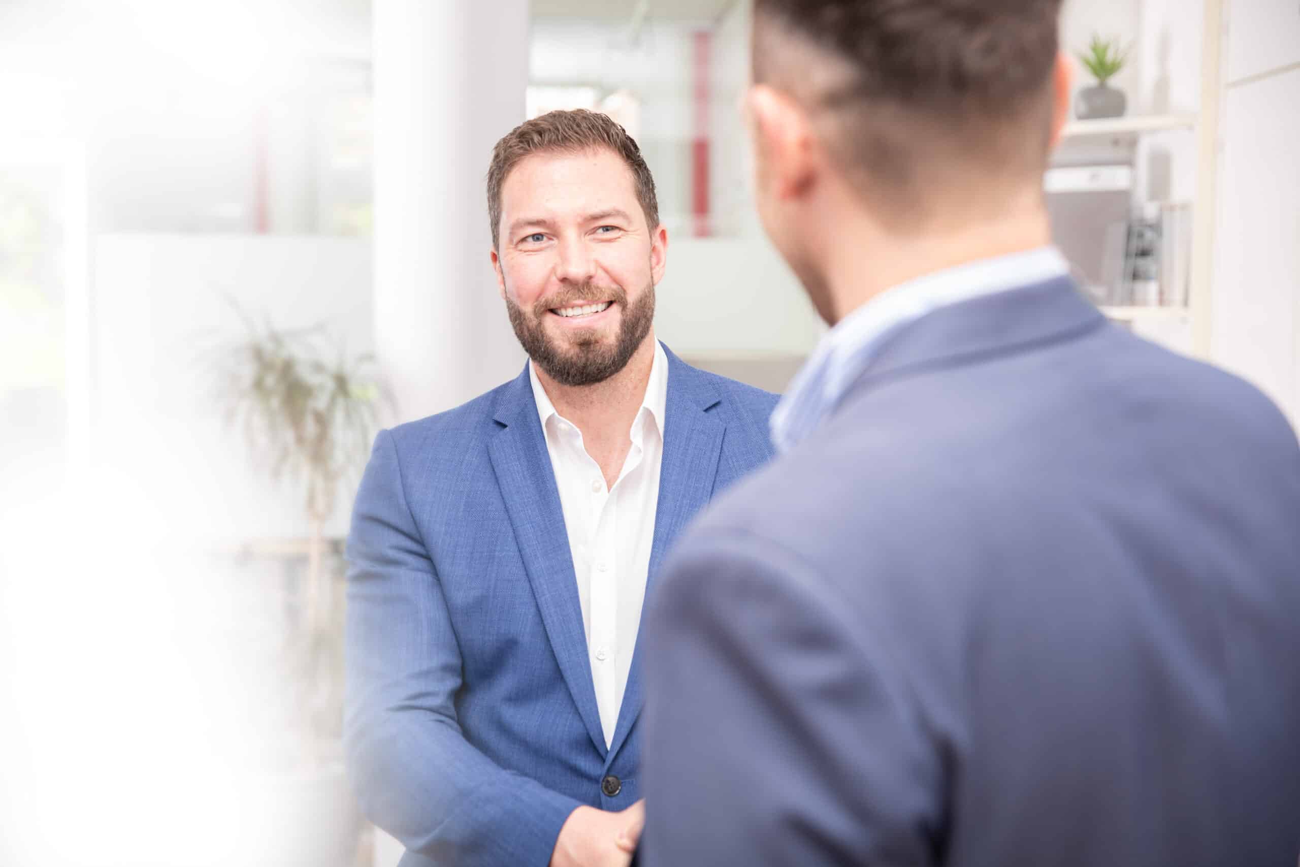Versicherungsmakler Malte Christesen im Beratungsgespräch mit einem Kunden